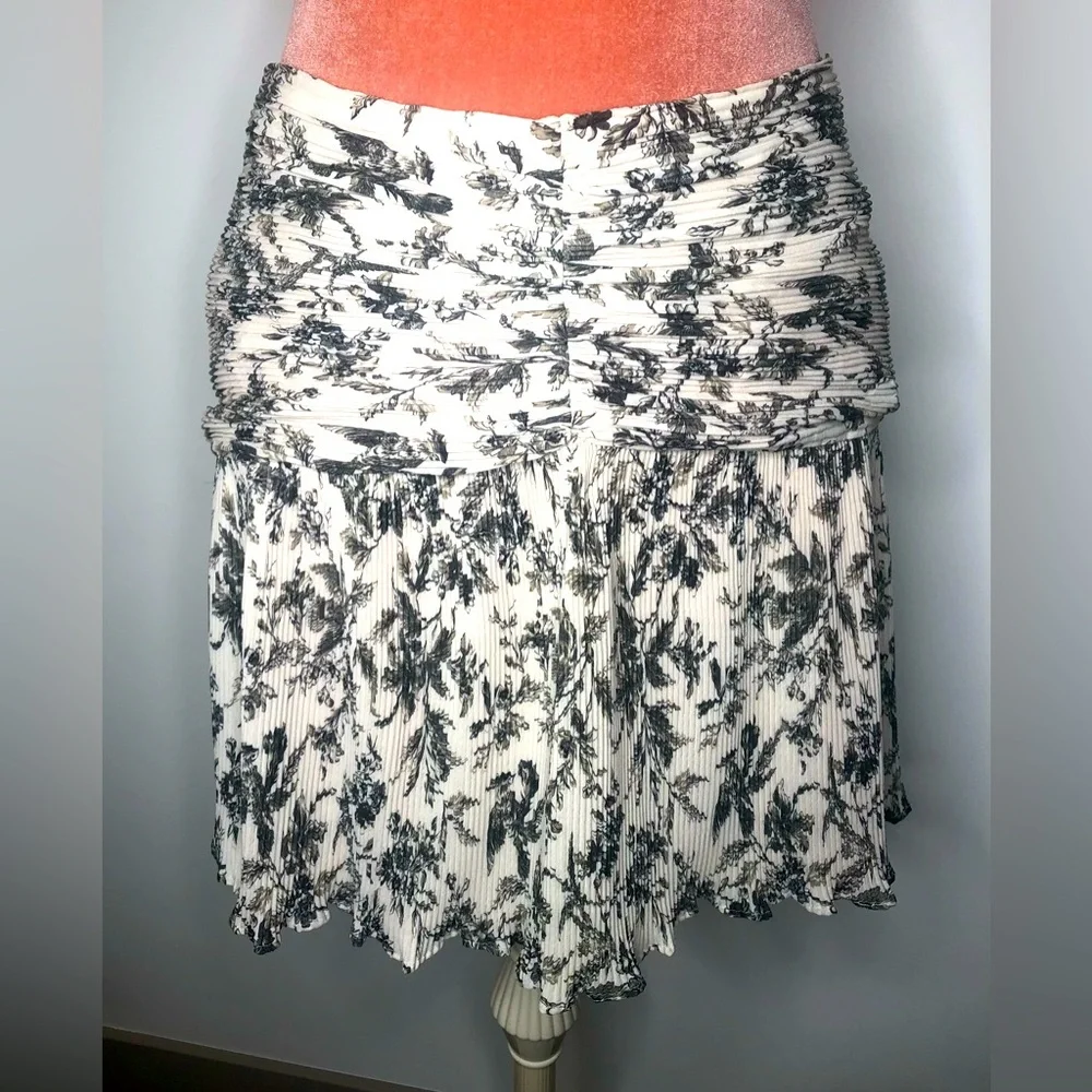 Express Floral Pleated Mini Skirt Cream Black Gray Women’s Size XL - Picture 1 of 13